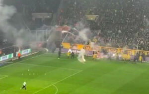 Γερμανία: Διακόπηκε ο αγώνας Ντιναμό Δρέσδης – Χέρτα Βερολίνου λόγω επεισοδίων