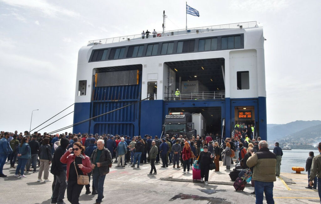 Κτηνοτρόφοι μπλοκάρουν το λιμάνι της Μυτιλήνης – Αποβίβαση φορτηγών σε κίνδυνο