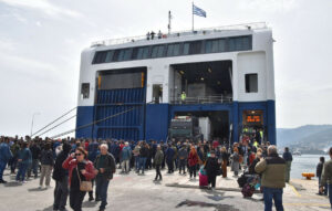 Κτηνοτρόφοι μπλοκάρουν το λιμάνι της Μυτιλήνης – Αποβίβαση φορτηγών σε κίνδυνο