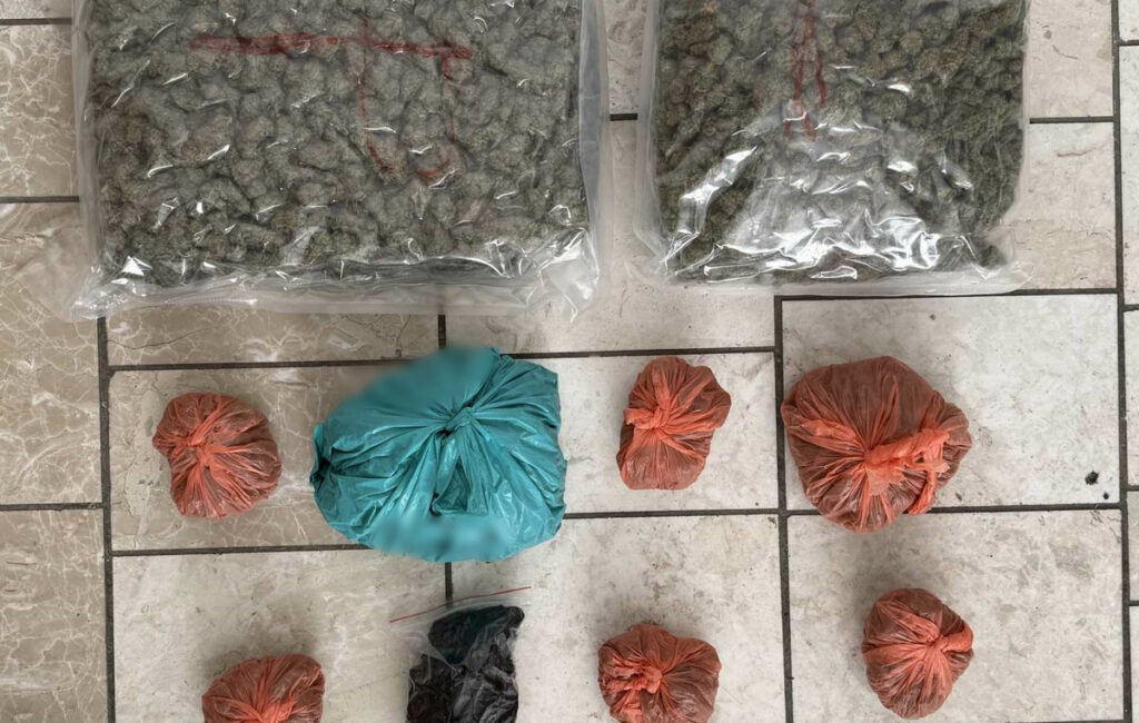 Αφαίρεση βιδών από κούνιες σε παιδική χαρά στην Καλαμαριά