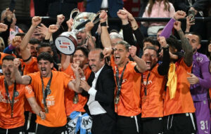 ΟΦΗ: Θρίαμβος και 39 χρόνια μετά, ο Λαμπρόπουλος σήκωσε το Κύπελλο