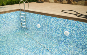 Ατύχημα σε ξενοδοχείο στα Μάλια: Εργαζόμενος κατέρρευσε σε άδεια πισίνα