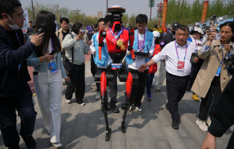 Ιστορική στιγμή στην Κίνα: Ρομπότ έκαναν τη διαφορά στον ημιμαραθώνιο