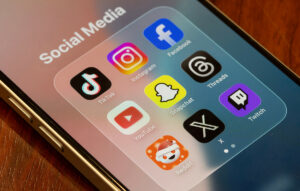 Πατέρας αφηγείται την αγωνία του για τον εθισμό του παιδιού του στα social media