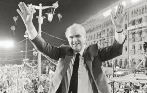 Σαν σήμερα 20 Απριλίου: Η φράση «Τσοβόλα δώσ’ τα όλα» που άλλαξε την πολιτική σκηνή