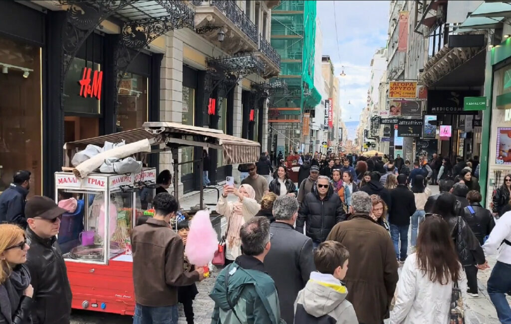 Ανοιχτά καταστήματα την Κυριακή: Γεμάτη η Ερμού και οι εμπορικοί δρόμοι