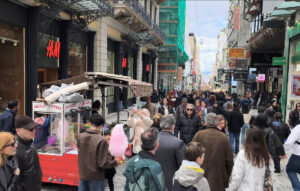 Ανοιχτά καταστήματα την Κυριακή: Γεμάτη η Ερμού και οι εμπορικοί δρόμοι