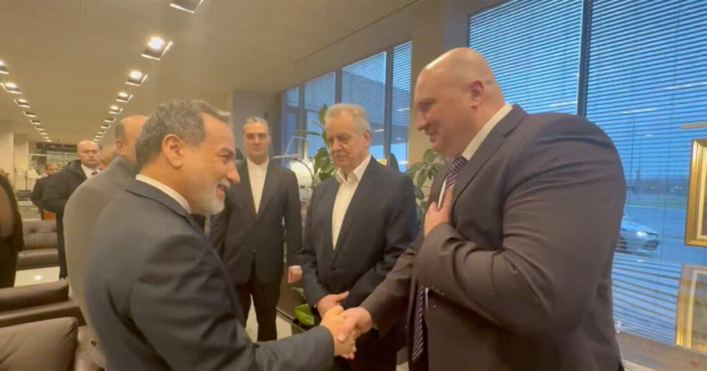 Στη Ρωσία ο Αραγτσί: Κατηγορεί τις ΗΠΑ για την αποτυχία των διαπραγματεύσεων