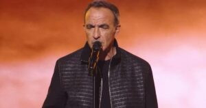 Ο Νίκος Αλιάγας ενθουσίασε με τον «Μέτοικο» στην γαλλική σκηνή του Voice