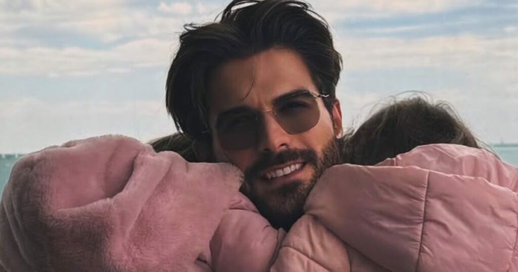 Ο Άρης Μουγκοπέτρος μοιράζεται τρυφερές στιγμές με τις δίδυμες κόρες του