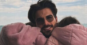 Ο Άρης Μουγκοπέτρος μοιράζεται τρυφερές στιγμές με τις δίδυμες κόρες του