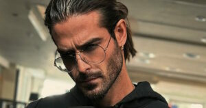 Ο Άρης Μουγκοπέτρος επιστρέφει στη μουσική με το «Comeback»