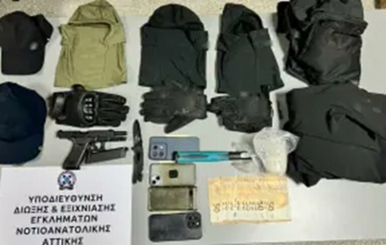 Συνελήφθησαν τρία άτομα στη Γλυφάδα με όπλα και σφυρί