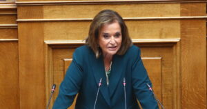 Ντόρα Μπακογιάννη: «Ο Μακάριος Λαζαρίδης θα έπρεπε να διευκολύνει τον πρωθυπουργό»
