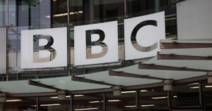 Δραστικές απολύσεις 2000 εργαζομένων στο BBC για εξοικονόμηση 690 εκατομμυρίων ευρώ