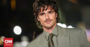 Ο Τζέικομπ Ελόρντι πρωταγωνιστής της νέας καμπάνιας του αρώματος Bleu de Chanel