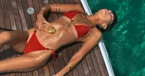 Η Μπέλα Χαντίντ απολαμβάνει καλοκαιρινές διακοπές σε μαγευτική παραλία