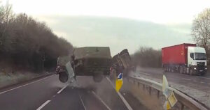 Σοκαριστικό τροχαίο με στρατιωτικό όχημα στη Βρετανία