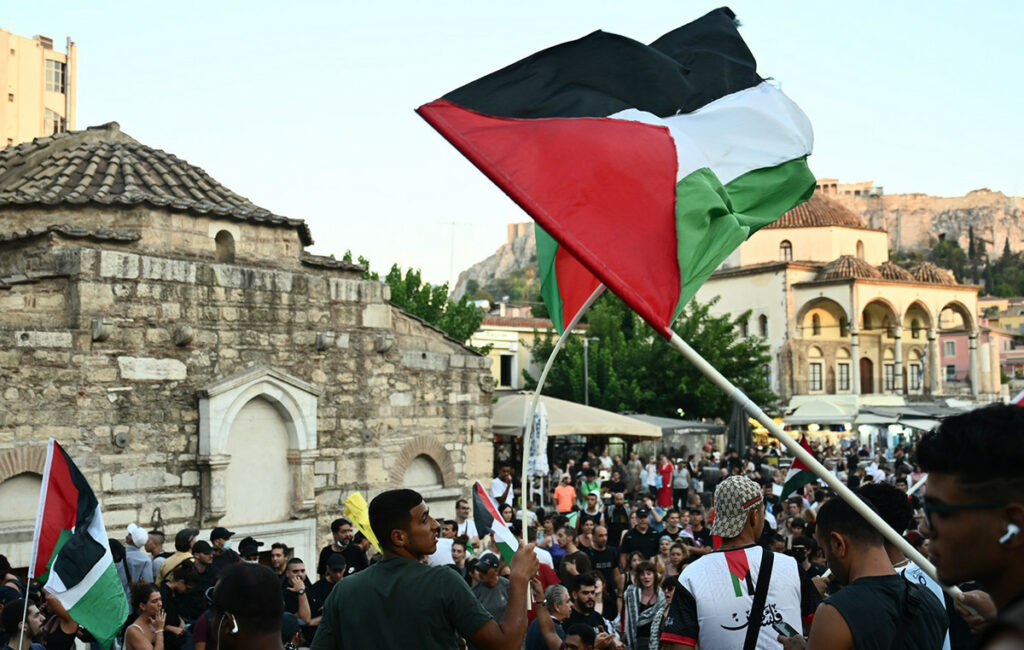 Διαμαρτυρία στο Μοναστηράκι για την εμπρηστική επίθεση σε γκαλερί