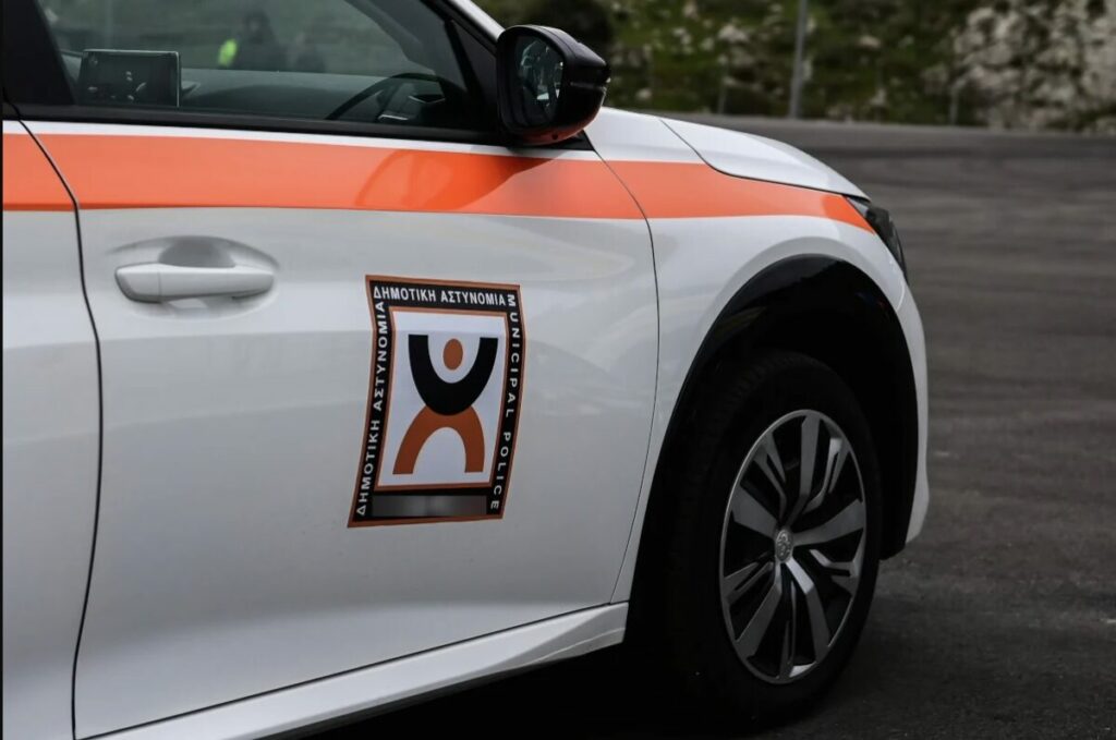 Επίθεση σε υπηρεσιακό όχημα της Δημοτικής Αστυνομίας στην Αθήνα