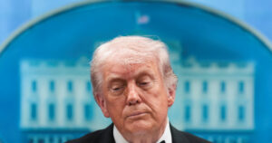 Η δημοτικότητα του Ντόναλντ Τραμπ καταποντίζεται: Η σύγκρουση στο Ιράν και το κόστος ζωής επηρεάζουν την στήριξή του