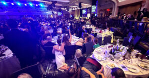 Πυροβολισμοί σε δείπνο ανταποκριτών: Τη στιγμή της πανικού περιγράφει τυφλός δημοσιογράφος