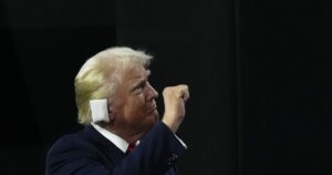 Ντόναλντ Τραμπ: Υποψίες ότι σκηνοθετεί απόπειρες δολοφονίας του