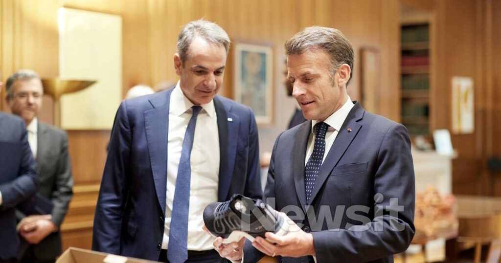 Ένα ελληνικό δώρο-έκπληξη από τον Μητσοτάκη στον Μακρόν