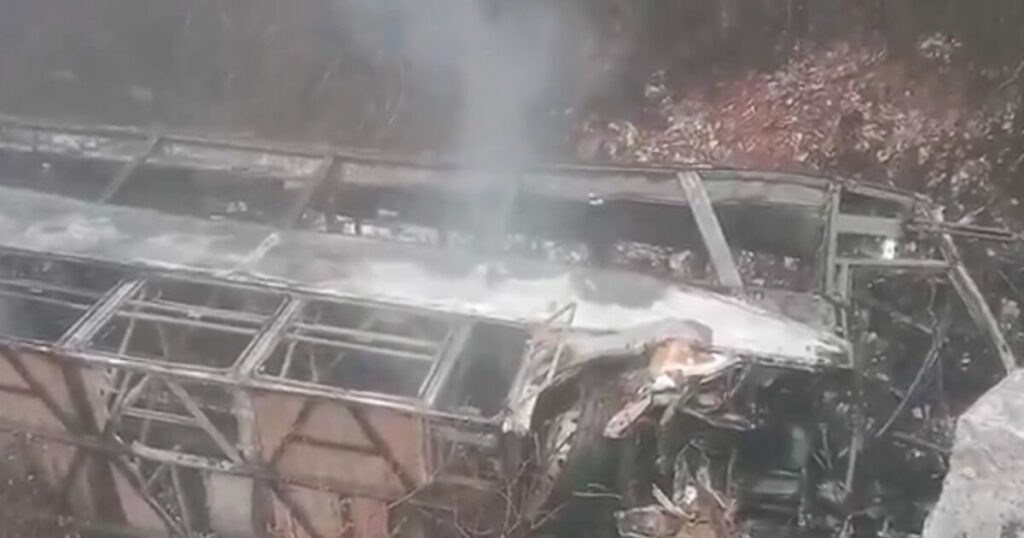 Τραγωδία στον Ισημερινό: 14 νεκροί και δεκάδες τραυματίες από πτώση λεωφορείου