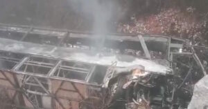 Τραγωδία στον Ισημερινό: 14 άτομα νεκρά από πτώση λεωφορείου σε χαράδρα