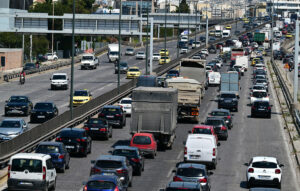 Αυξημένη κίνηση στην Αθηνών – Κορίνθου και καθυστερήσεις στον Άγιο Στέφανο