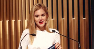 Η Νατάσα Εξηνταβελώνη μιλάει για τις απώλειες και τη σχέση της με το χρόνο