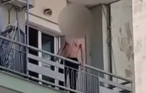 Συναγερμός στη Θεσσαλονίκη: 20χρονος απειλεί από τον τρίτο όροφο