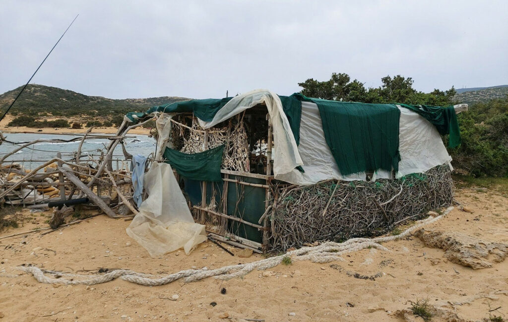 Διαμάχη στη Γαύδο για τις καλύβες και την παρέμβαση των ΜΑΤ