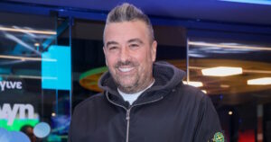 Ο Γιάννης Αϊβάζης μετακόμισε στο Λονδίνο για τη νέα του ταινία