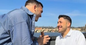 Ο Ιάσονας Μανδηλάς ανακοίνωσε την πρόταση γάμου στον Ηρόδοτο Ιωάννου