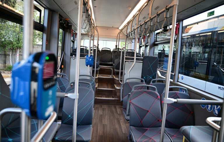 Συγκλονιστική ιστορία εντιμότητας σε λεωφορείο: Ανάκτηση τσάντας με 30.000 ευρώ