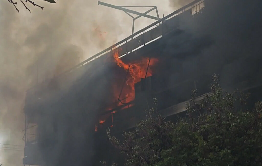 Συναγερμός στο Ίλιον: Φωτιά σε αποθήκη ανταλλακτικών επεκτείνεται σε κατοικίες