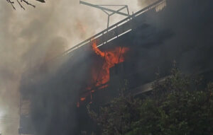 Συναγερμός στο Ίλιον: Φωτιά σε αποθήκη ανταλλακτικών επεκτείνεται σε κατοικίες