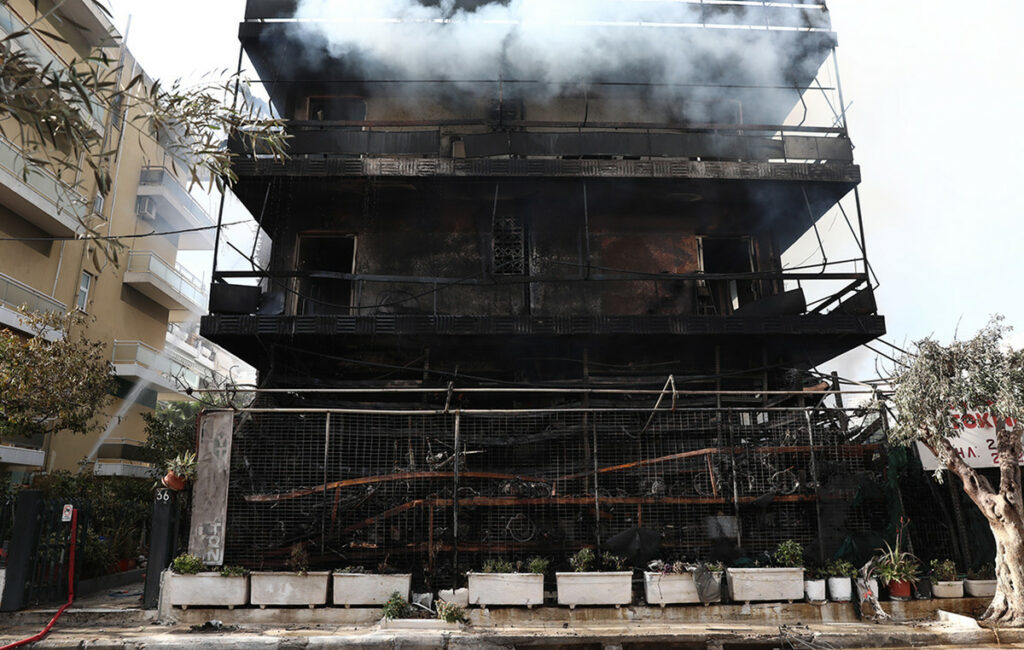 Μαρτυρίες από τη φωτιά στο Ίλιον που στοίχισε σε μαγαζί και διαμερίσματα