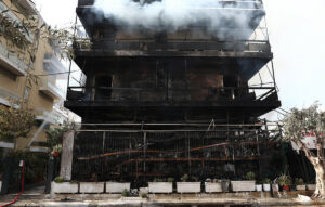 Μαρτυρίες από τη φωτιά στο Ίλιον που στοίχισε σε μαγαζί και διαμερίσματα