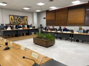 Εύσημα Μπουρνούς-Βασιλόπουλου στη Τσεβά, αλλά η Παπαδοπούλου αντιστρέφει το κλίμα