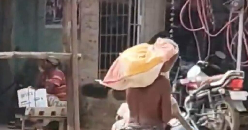 Ινδία: Άνδρας ξέθαψε την αδελφή του για να αποδείξει τον θάνατό της στην τράπεζα