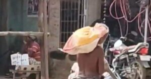 Ινδία: Άνδρας ξέθαψε την αδελφή του για να αποδείξει τον θάνατό της στην τράπεζα