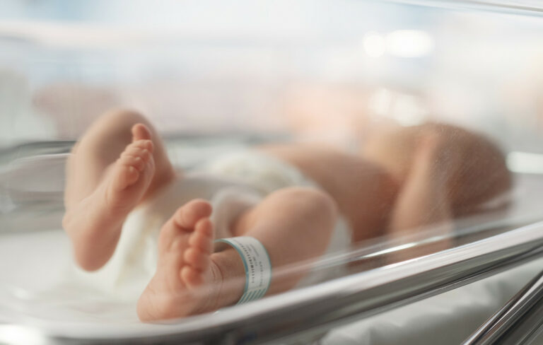 Σύλληψη δικηγόρου και μητέρας για παράνομη εμπορία νεογνού στη Θεσσαλονίκη