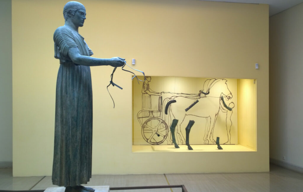 Σαν σήμερα 16 Απριλίου: Ανακαλύπτεται ο Ηνίοχος στους Δελφούς