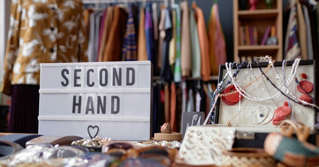 Η νέα έποχη της μόδας: Η δημοφιλή στροφή στα second hand ρούχα