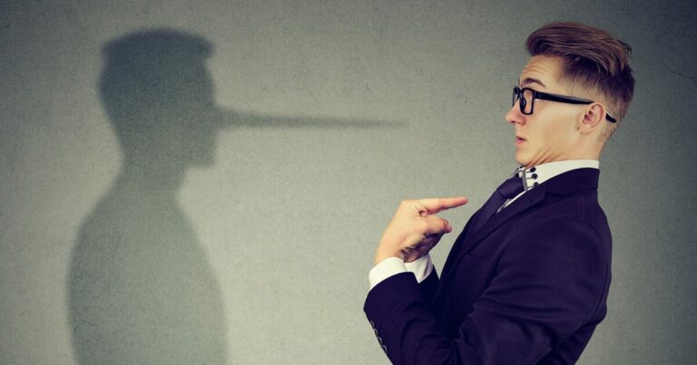 Πώς μπορείς να καταλάβεις αν κάποιος λέει ψέματα: Οι ψυχολόγοι εξηγούν