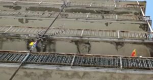 Τραγωδία στην Ιταλία: Μητέρα πέταξε τα παιδιά της από τον 3ο όροφο