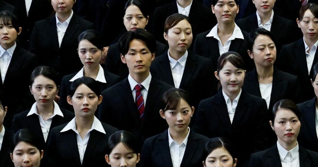 Τόκιο: Εργαζόμενοι φορούν βερμούδες για να μειωθεί το ενεργειακό κόστος